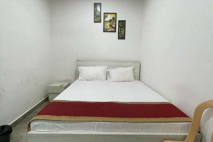 Room 9 of 13