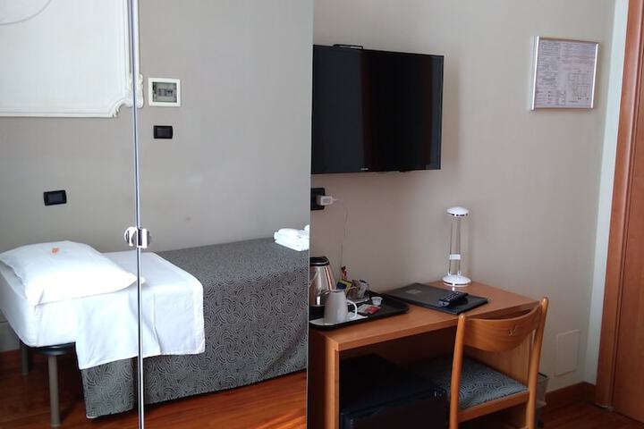 Room 17 of 33