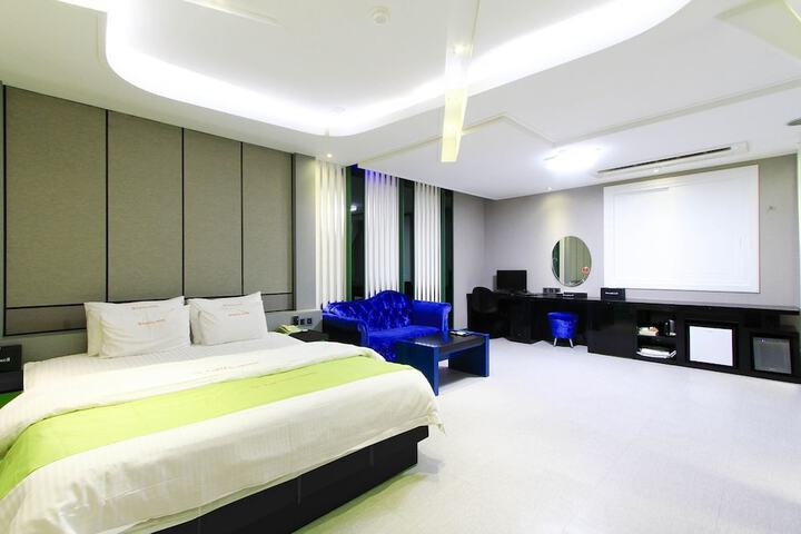 Room 7 of 80