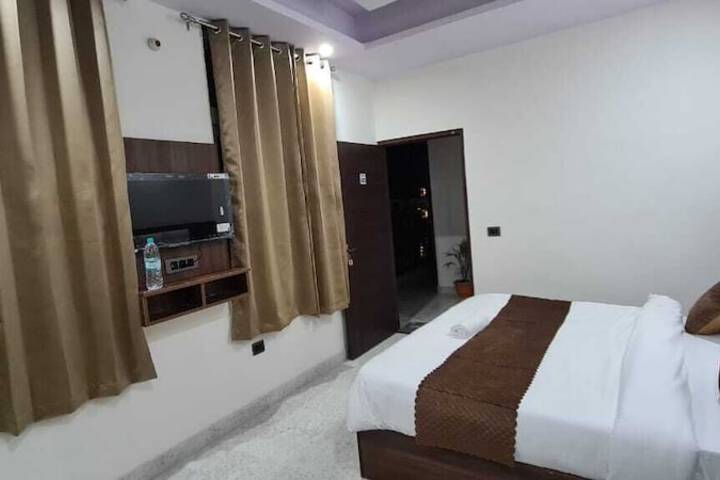 Room 13 of 19