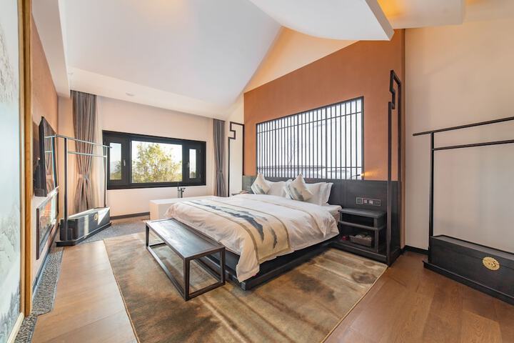 Room 33 of 80