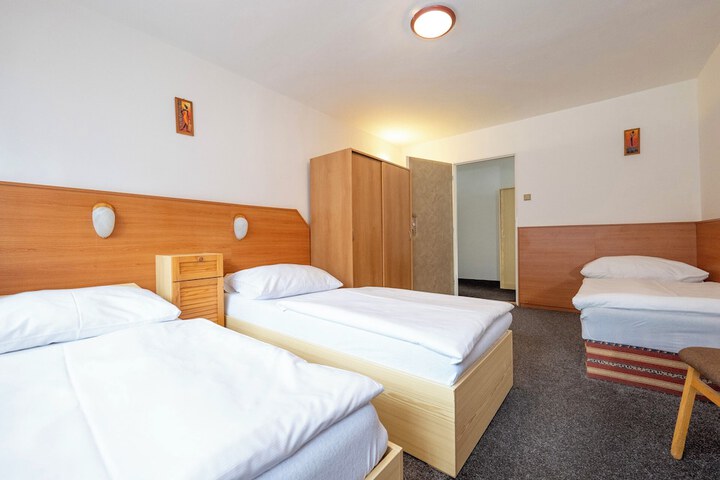 Room 25 of 48