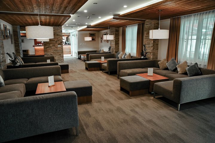 Lounge 60 of 76