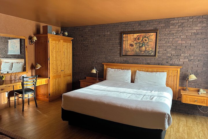 1 King Bed (1 of 10)