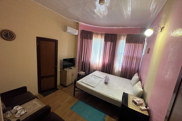 Room 9 of 32