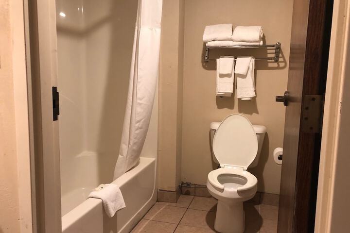 Quadruple Accessible Queen Size Bed (5 of 11)