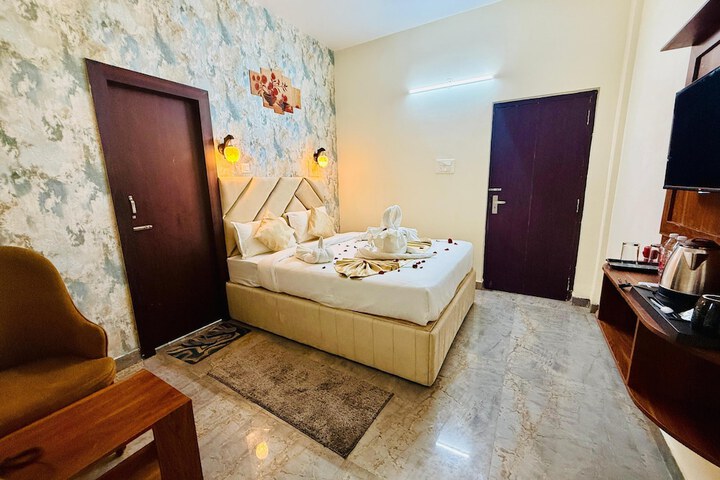 Room 4 of 25