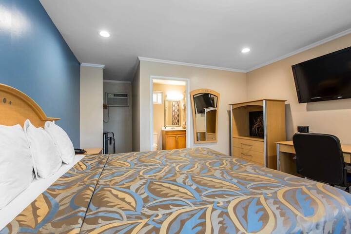 1 King Bed (4 of 13)