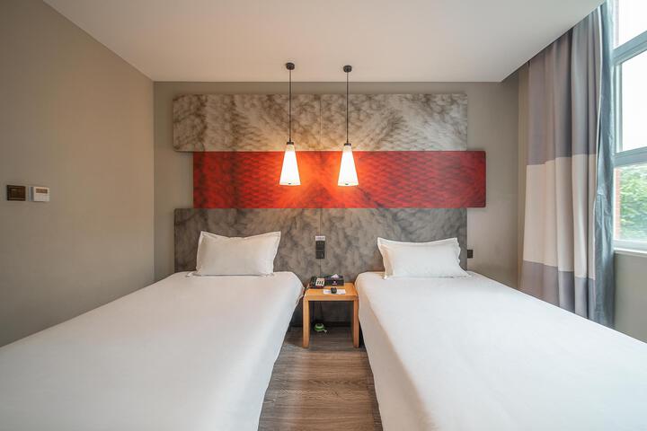 Room 34 of 41