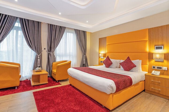 Room 6 of 12