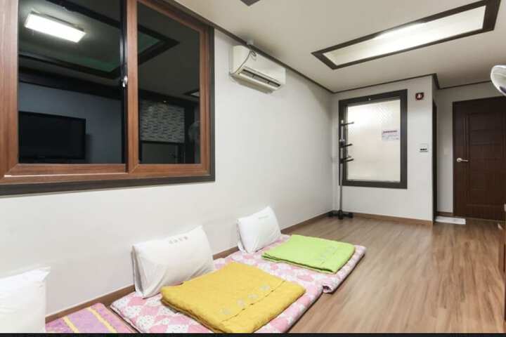 Room 8 of 18