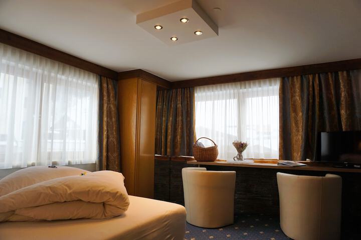 Room 9 of 80