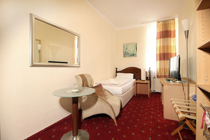 Room 12 of 42