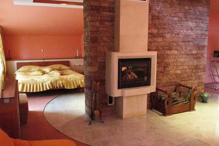 Room 10 of 40