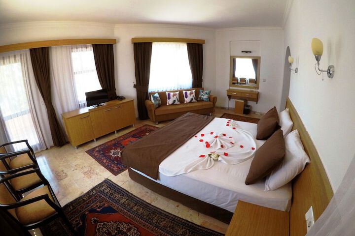 Room 2 of 77