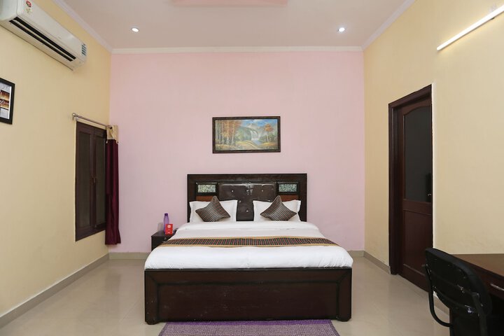 Room 9 of 14