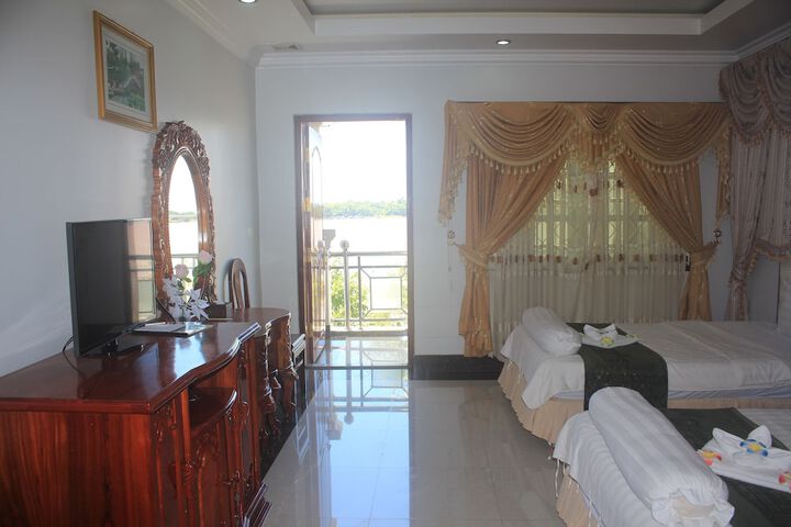 Room 28 of 63