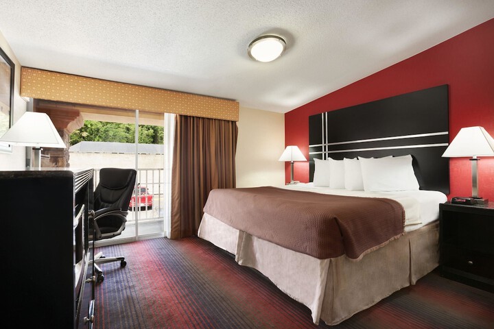 1 King Bed (5 of 11)