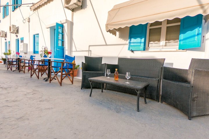 Lounge 73 of 79