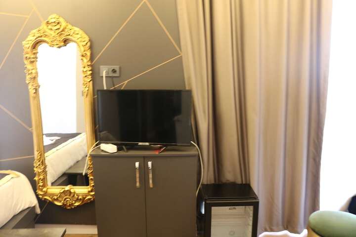 Room 8 of 13