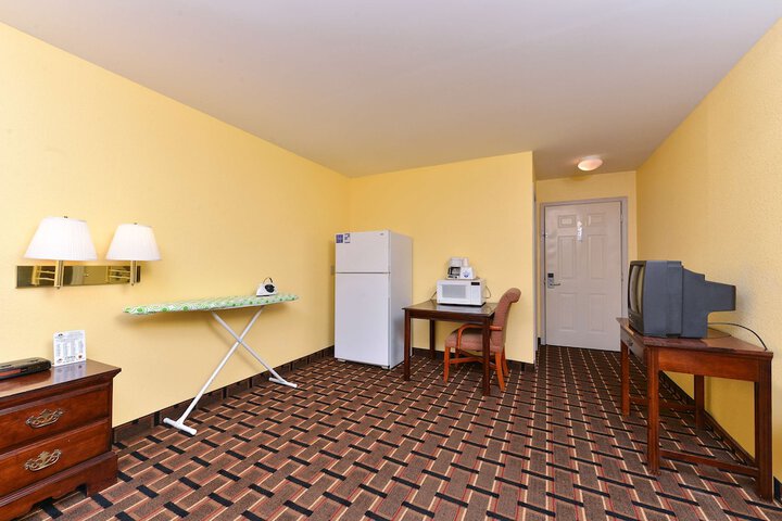 1 King Bed (2 of 13)