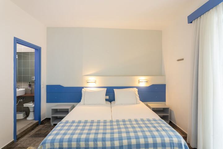 Room 3 of 65