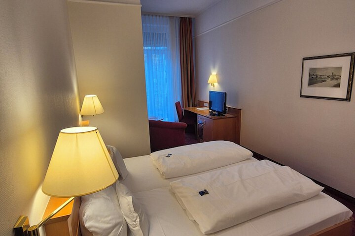 Room 13 of 33
