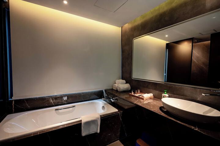 Room 100 of 176
