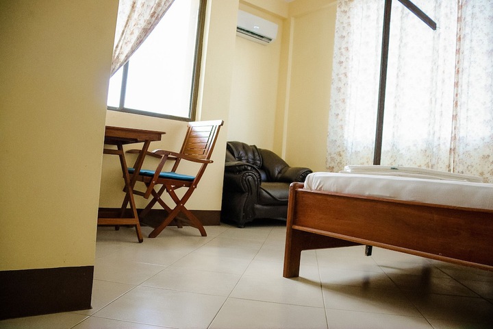 Room 6 of 8