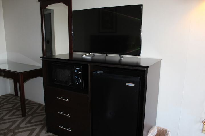 1 Queen Bed (1 of 6)