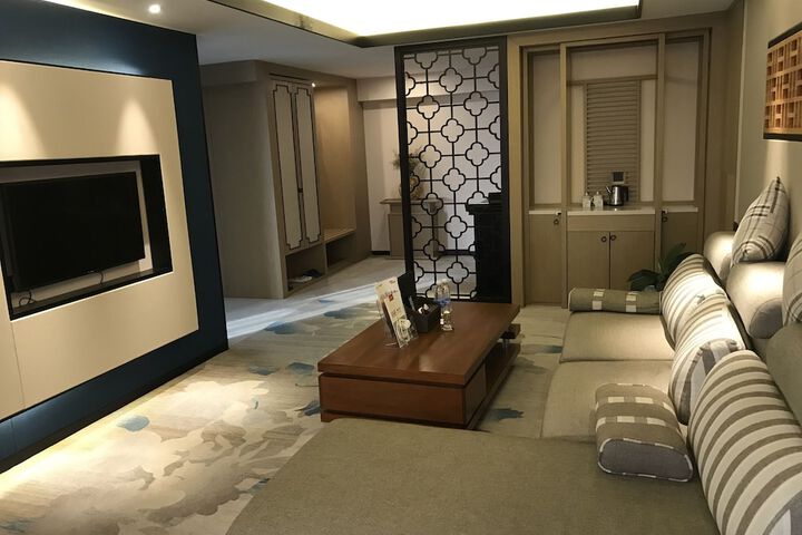 Room 5 of 10