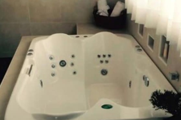 Hot Tub 15 of 32