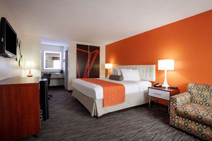 1 King Bed (6 of 7)