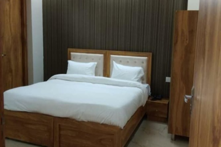 Room 11 of 13