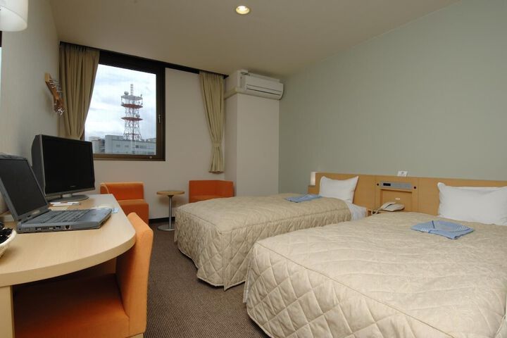 Room 6 of 12