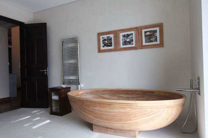 Deep soaking bathtub