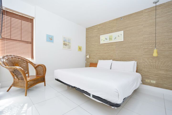 Room 8 of 16