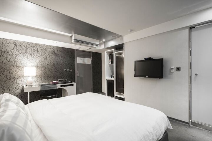 Room 28 of 64