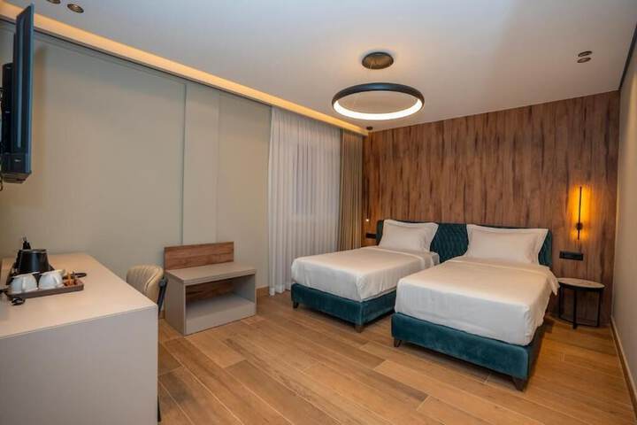 Room 25 of 77