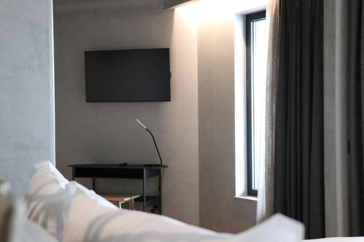 Room 8 of 42