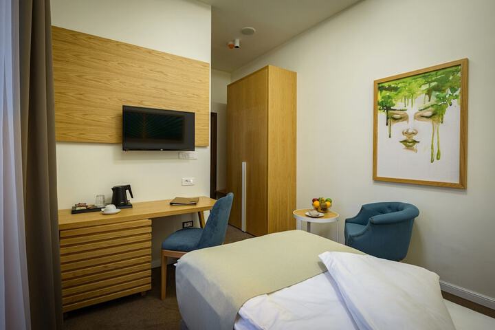 Room 17 of 102