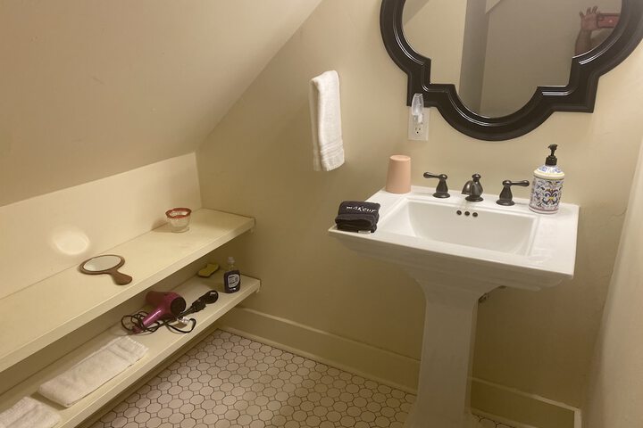 Room 16 of 27