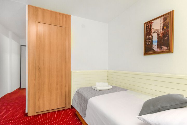 Room 6 of 89