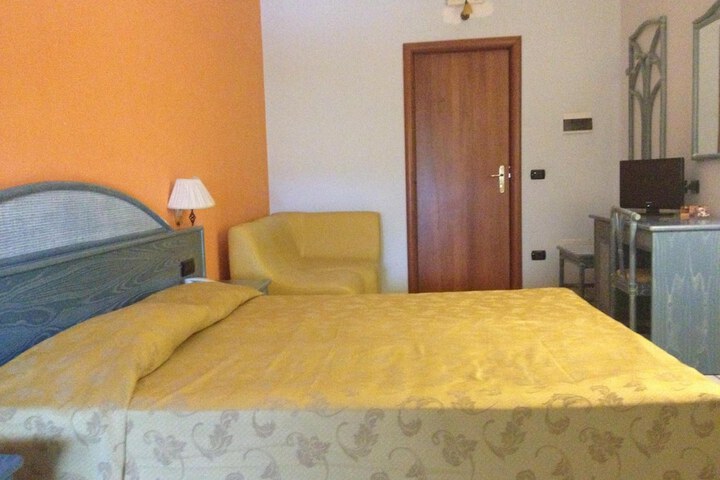 Room 9 of 39