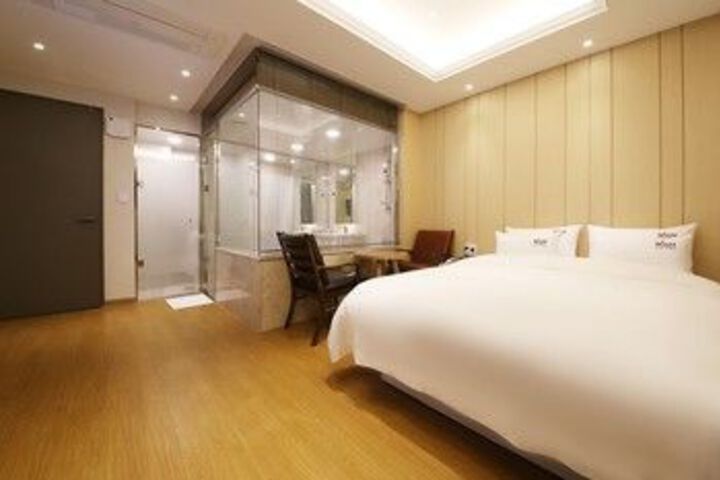 Room 17 of 27