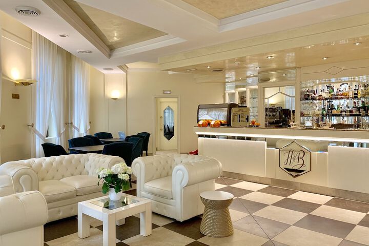 Lounge 67 of 74