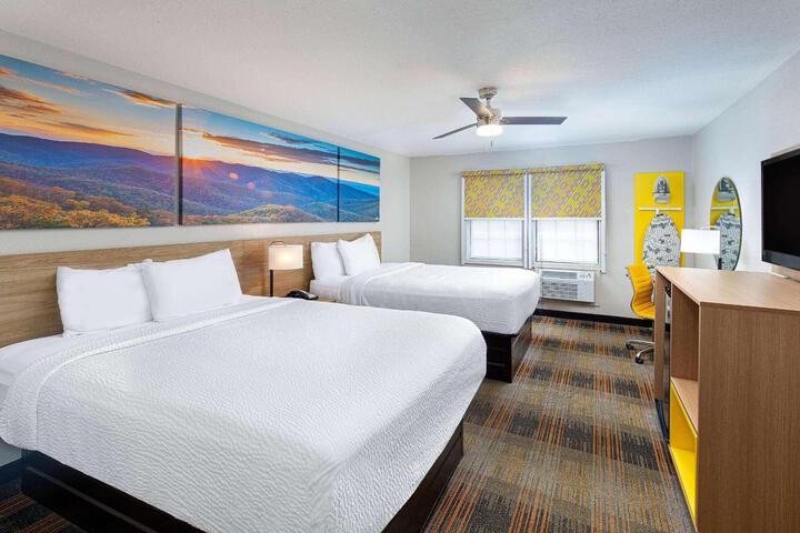 1 King Bed (2 of 22)