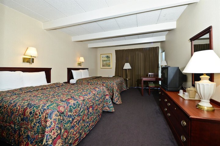 2 Queen Beds (1 of 5)