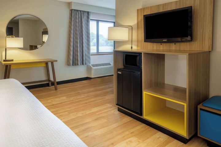1 King Bed Deluxe Room (8 of 12)