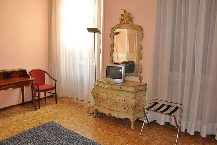 Room 6 of 13